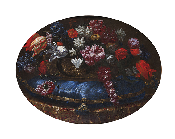 Tulipani, giacinti, peonie e altri fiori in un vaso istoriato su un cuscino di velluto blu