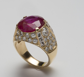 Filippo Moroni, anello in oro giallo 18 ct con rubino taglio tondo, cts. 8.10