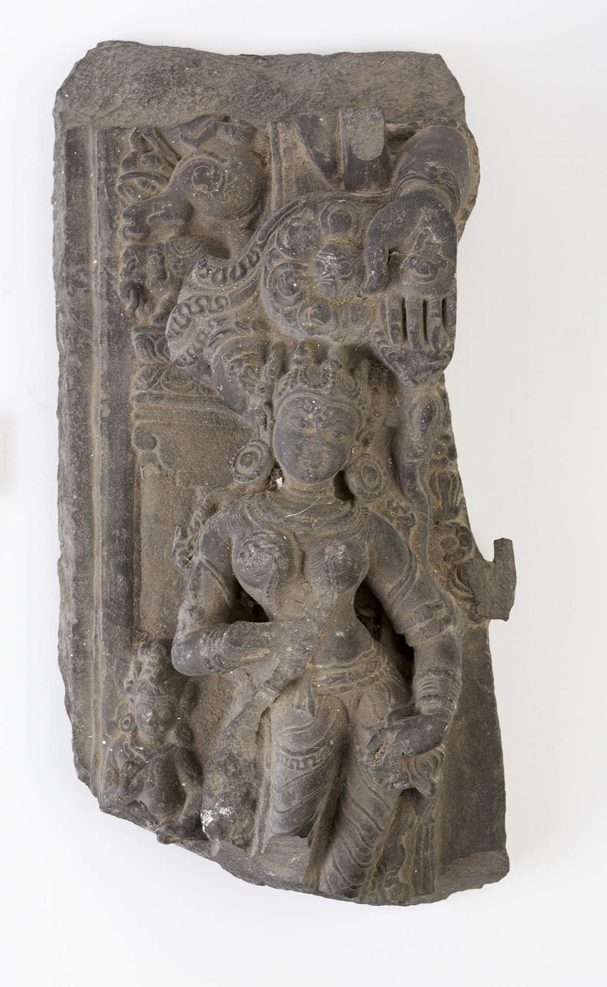Antica figura femminile in scisto (frammento), India