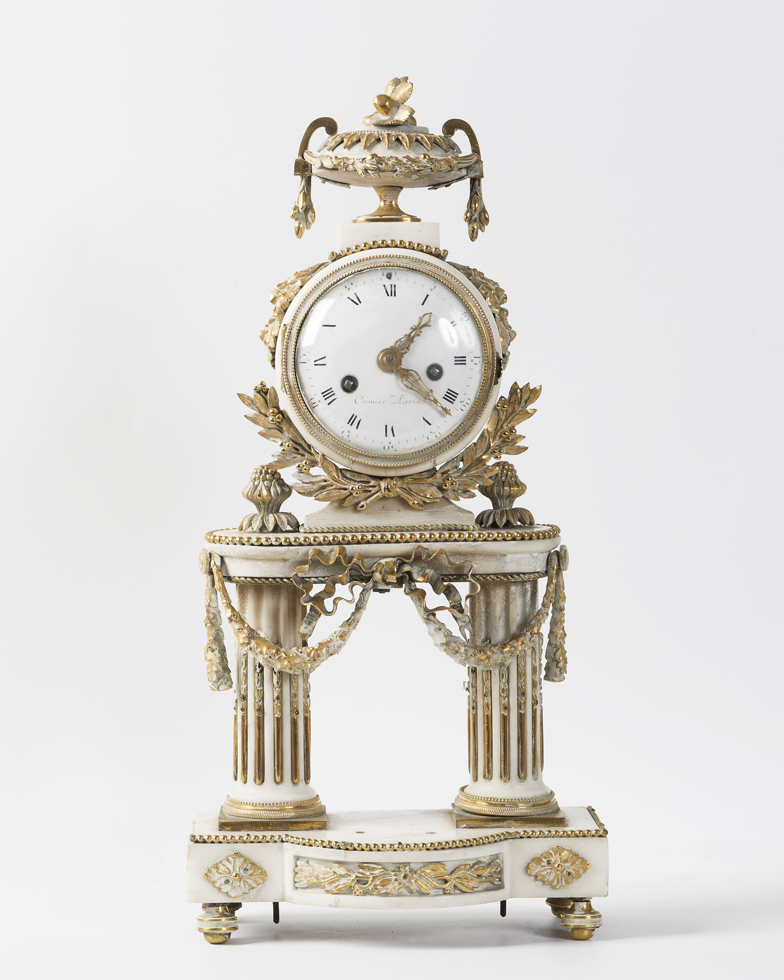 Pendola francese stile Luigi XVI in marmo bianco e bronzo dorato (difetti e mancanze)